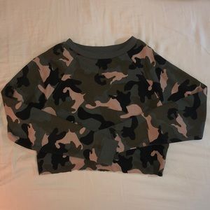 Cropped camo sweatshirt